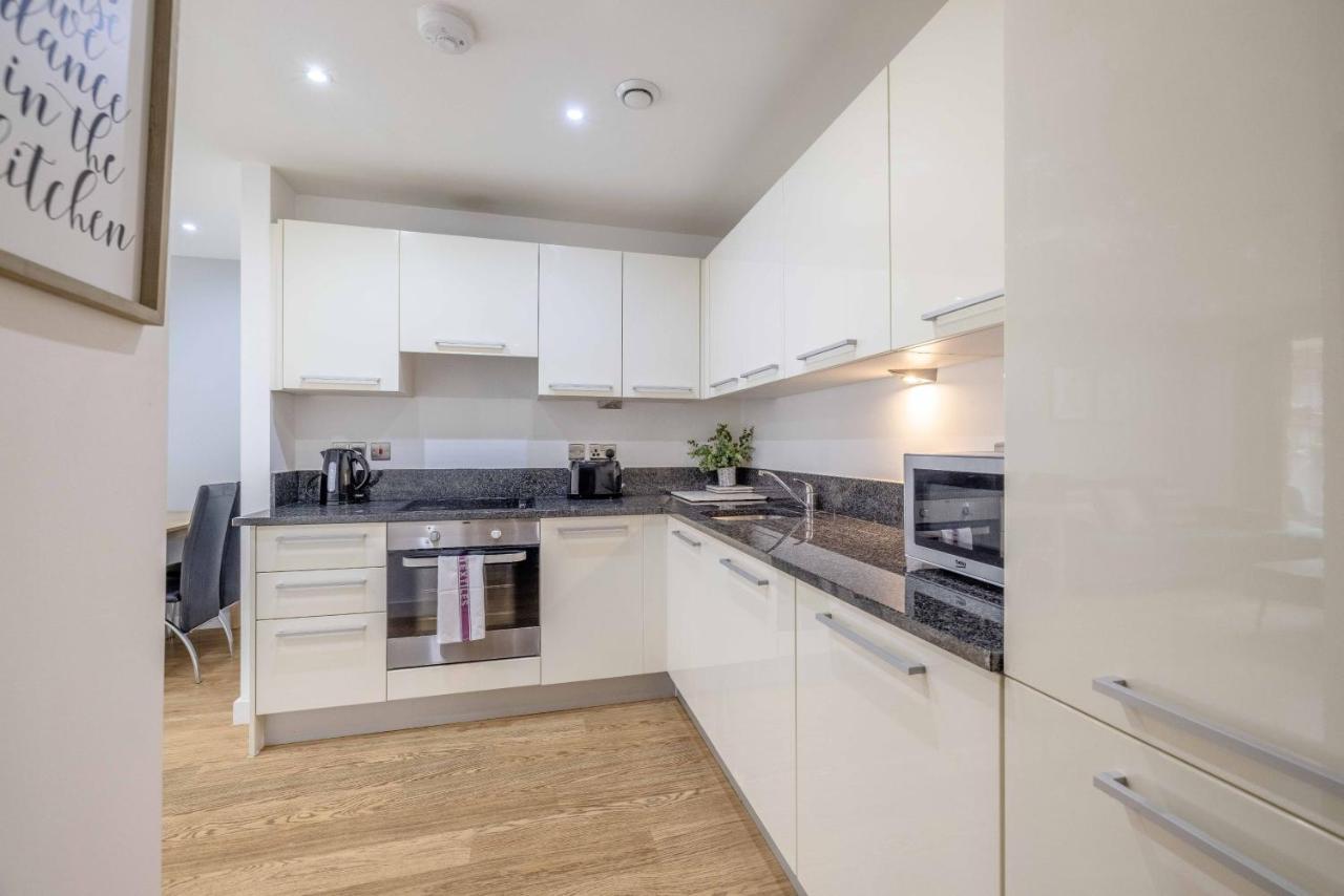 2 Bed At Slough Station & Parking - London In 20 Mins Leilighet Eksteriør bilde
