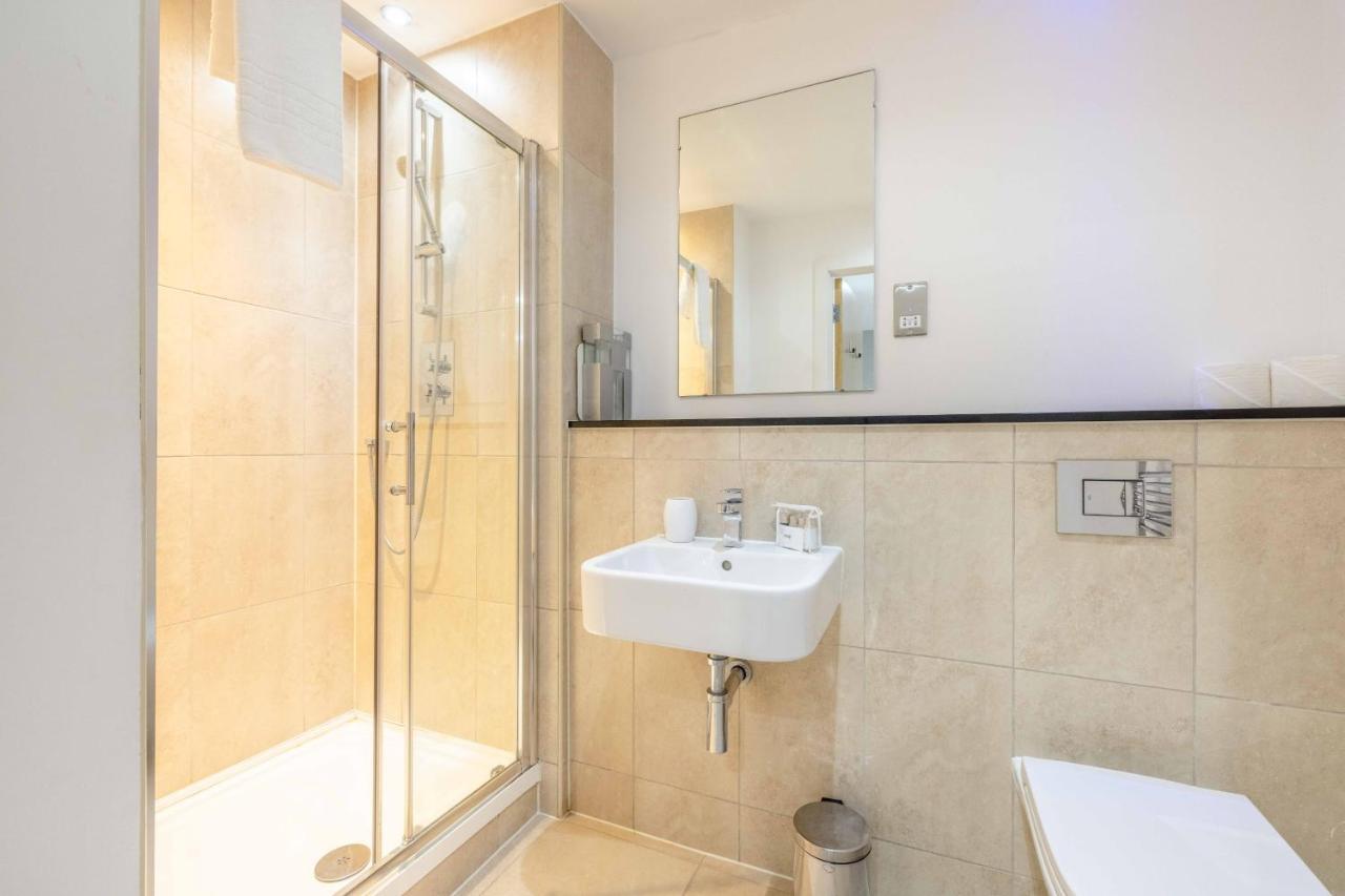 2 Bed At Slough Station & Parking - London In 20 Mins Leilighet Eksteriør bilde