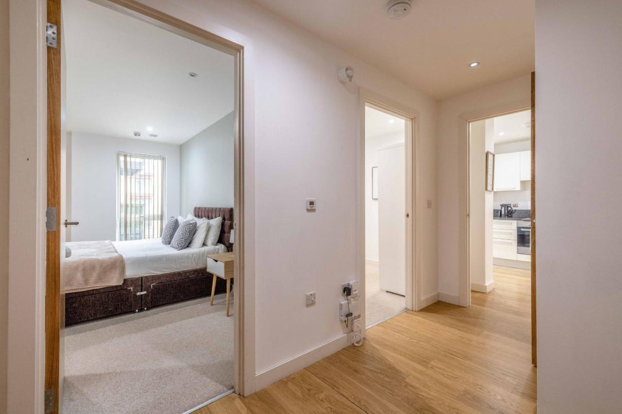 2 Bed At Slough Station & Parking - London In 20 Mins Leilighet Eksteriør bilde